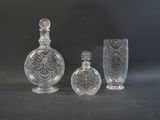 trois vases en verre posés l'un à côté de l'autre sur une table