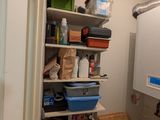 une petite salle de bains avec des toilettes, un lavabo et des étagères