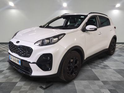 la voiture blanche est garée sur un sol en damier dans le garage