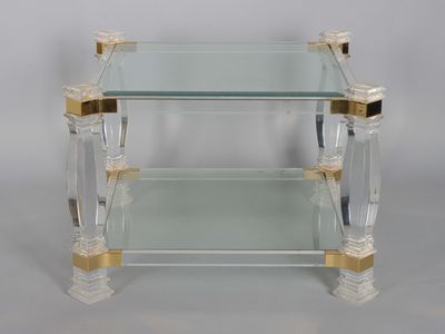une table basse en verre et en laiton, dotée de deux étagères de chaque côté