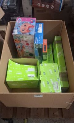 une boîte en carton remplie d'articles pour bébés posée par terre