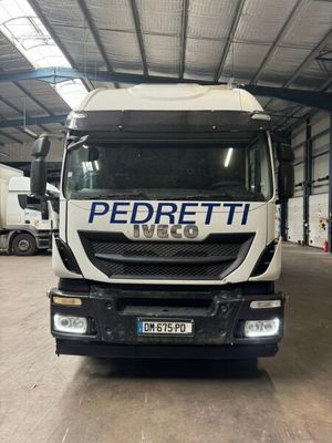un camion blanc garé dans un garage