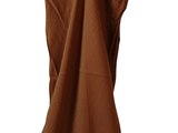 une robe marron suspendue à un cintre en bois