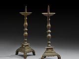une paire de bougeoirs en bronze sur pied