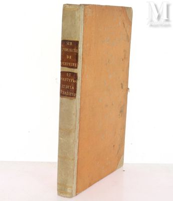 un livre posé sur une table blanche
