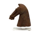 statue représentant une tête de cheval posée sur un socle en acrylique transparent