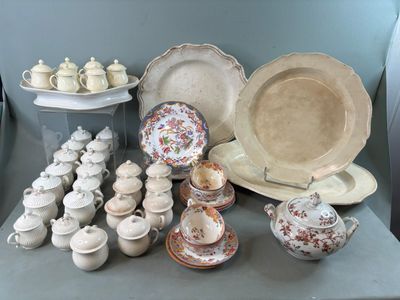 de nombreux types de plats et de tasses sur la table
