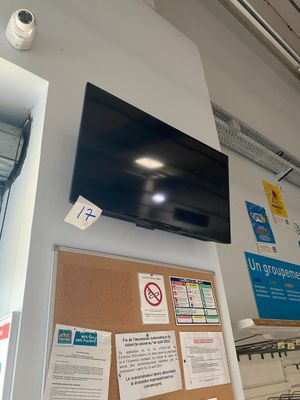 Un téléviseur mural à écran plat PHILIPS