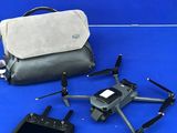 un sac et une télécommande posés sur une surface bleue