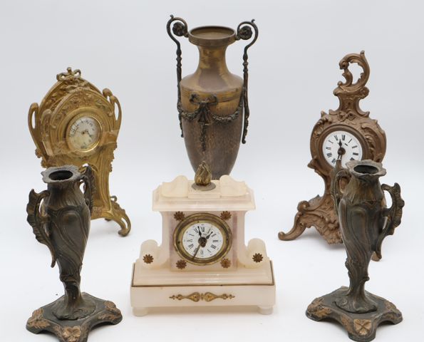 Deux pendules de style Rocaille, une pendule en albâtre (mauvais ...
