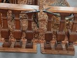 deux tables en bois sur lesquelles sont posées une paire de ciseaux
