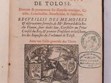 un livre ouvert sur lequel figure l'image d'un homme à cheval