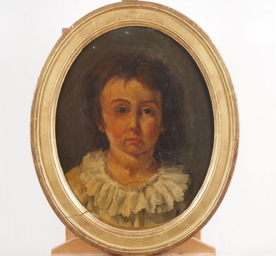 portrait d'une jeune fille en robe blanche, dans un cadre doré