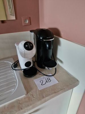 une cafetière posée sur le plan de travail de la cuisine