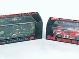 deux boîtes contenant chacune une maquette de voiture de course