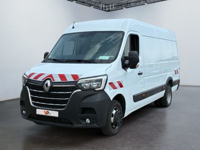 la photo d'une camionnette blanche garée dans une pièce