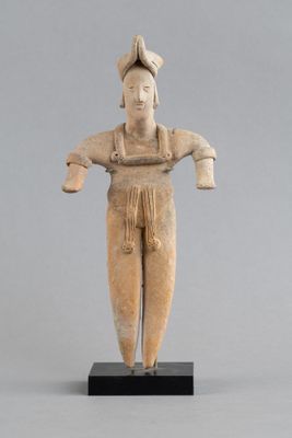 statue d'un homme portant un chapeau et les bras tendus