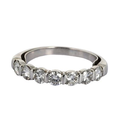 gros plan d'une bague en diamant sur fond blanc