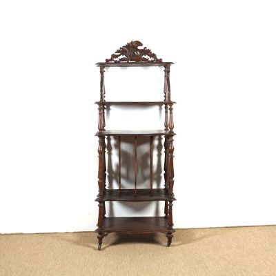 une étagère en bois surmontée d'un miroir