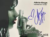 l'autographe d'une femme tenant un pistolet à la main