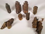 plusieurs pièces de bois sculpté sont disposées sur une surface blanche