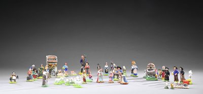 de nombreuses figurines représentant des personnes debout en cercle