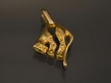 un pendentif en or posé sur une surface noire