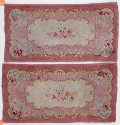 une paire de tapis roses ornés de motifs floraux