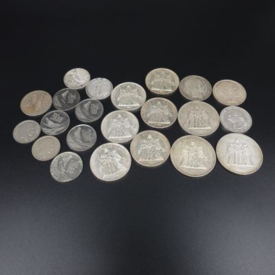plusieurs types différents de pièces d'argent sur un fond noir