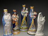 On peut voir plusieurs figurines de tailles et de couleurs différentes
