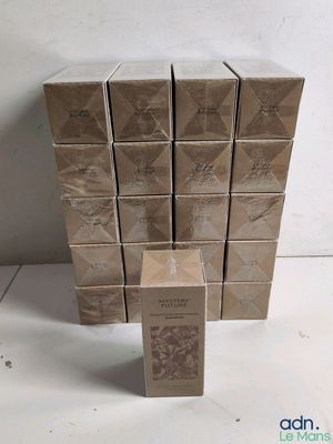 plusieurs boîtes sont empilées sur une table