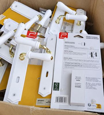 une boîte en carton contenant tout un tas de matériel de plomberie