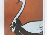 une photo d'un tableau représentant un cygne accroché au mur