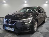la voiture noire est garée sur un sol en damier dans le garage