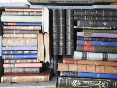 un grand nombre de livres empilés les uns sur les autres