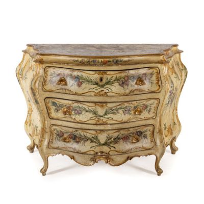 une image d'une commode avec un plateau en marbre
