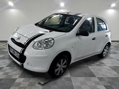 la photo d'une petite voiture blanche garée dans un garage