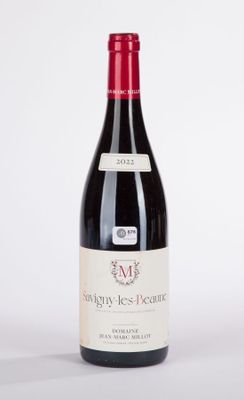 une bouteille de vin posée sur une table
