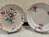 deux assiettes à motifs floraux posées sur une table