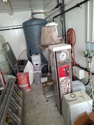 an image of a room with a lot of things in it