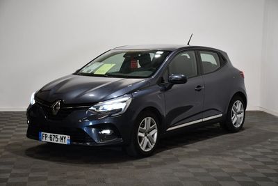 une Renault C-Cross bleue garée dans une pièce au sol carrelé
