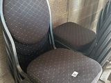 une pile de chaises placées les unes à côté des autres