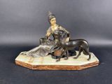 une image représentant une statue d'une femme et d'un chien