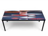 une photo d'une table basse ornée d'un motif coloré