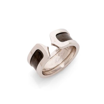 une image représentant une bague en argent ornée d'une pierre noire au centre