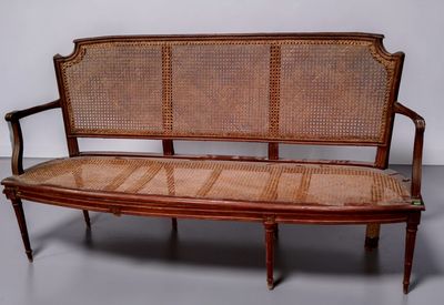 un banc en bois avec une assise en osier