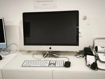 une photo d'un bureau d'ordinateur avec un clavier et un écran