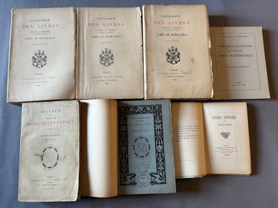 plusieurs vieux livres posés les uns sur les autres sur une table