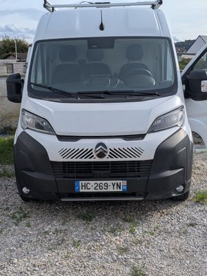 La camionnette blanche est garée à côté de la camionnette blanche sur le parking.