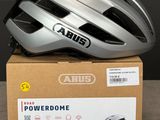 une photo d'un casque de vélo posé sur une boîte